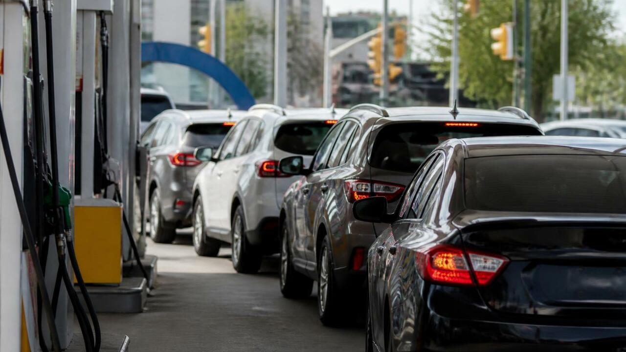 В Перми водители стоят в очередях за бензином Очереди автомобилей на автозаправках в Перми на...