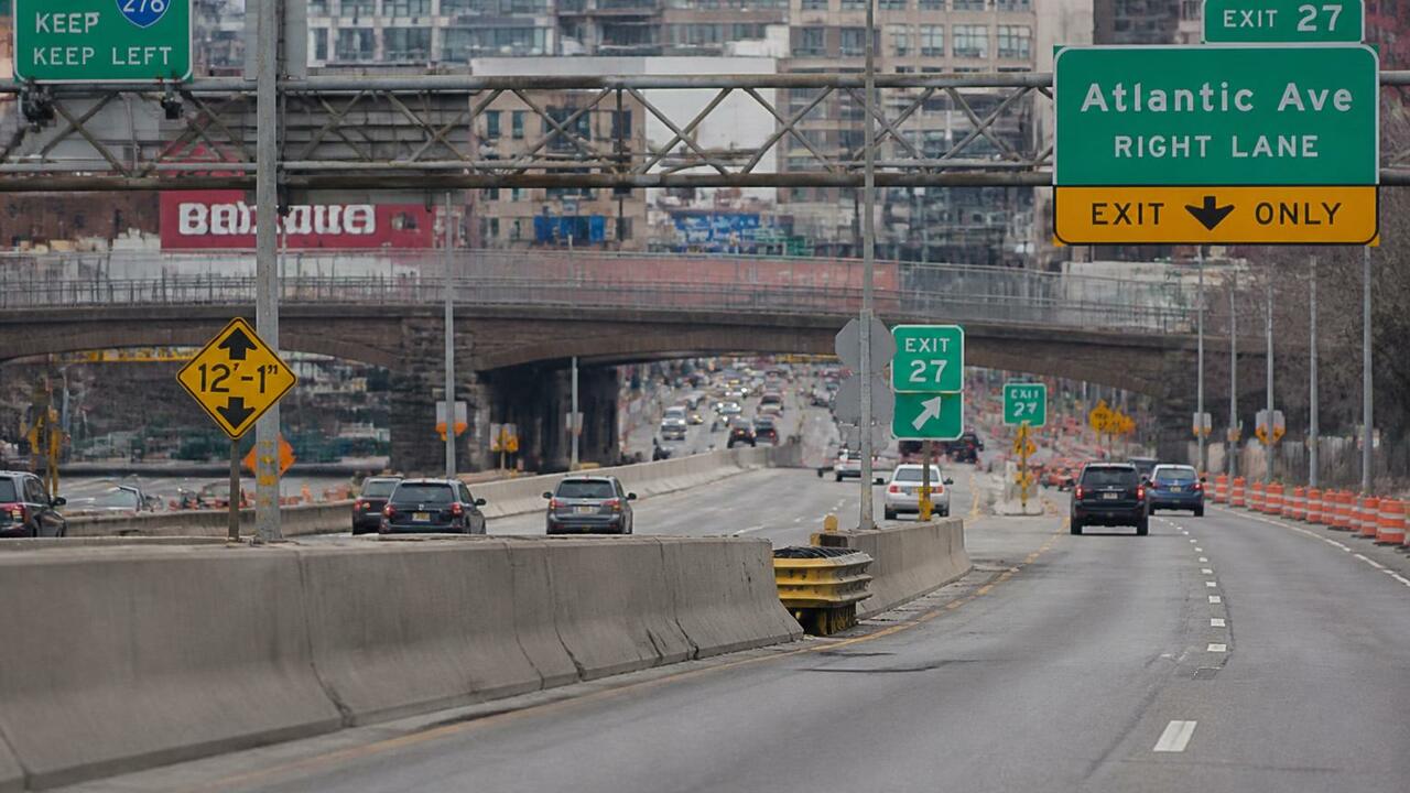 В Перми на шоссе Космонавтов закроют полосу и пешеходные дорожки Ограничение движения на шоссе Космонавтов в Пер...