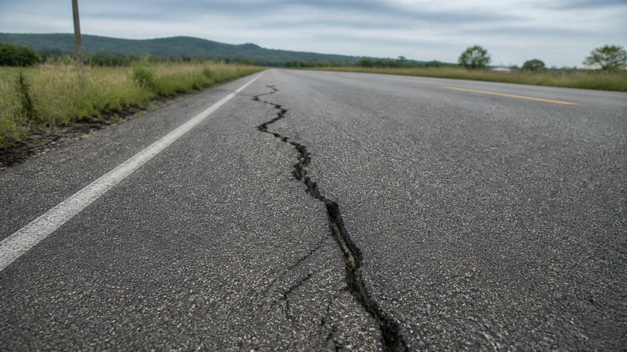 Карстовый провал перекрыл движение на трассе По...